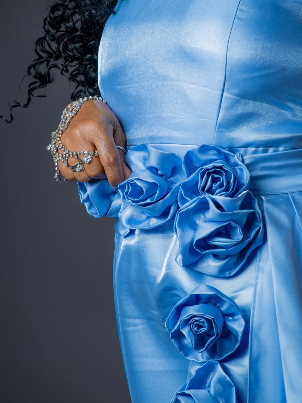 Vestido azul com rosas