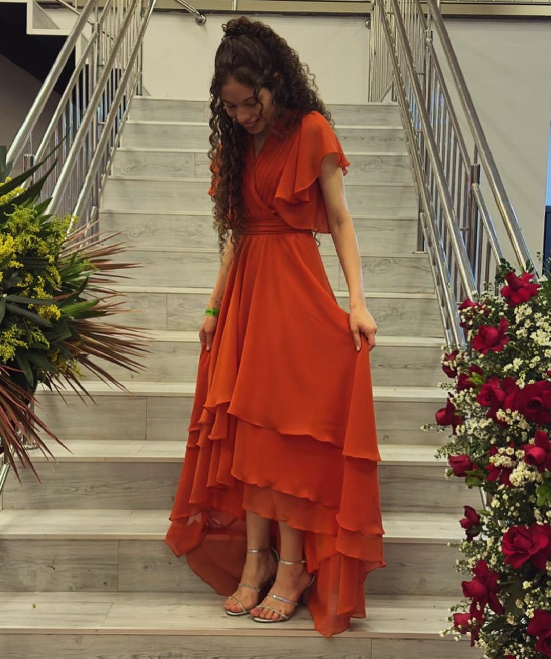 Vestido laranja com babados