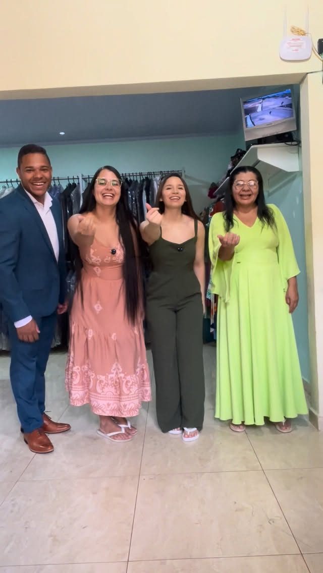 Família com roupas feitas pela Maga