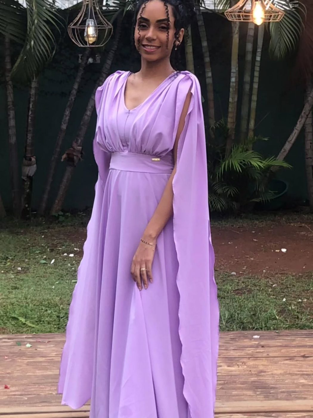 Vestido lilás com capa